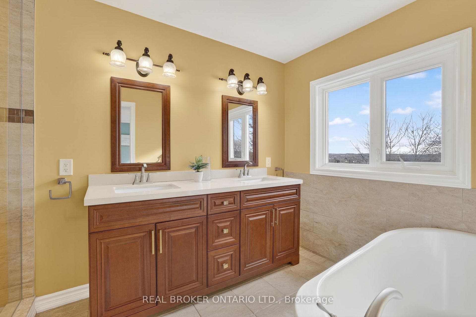 Double Sink & Separate Tub