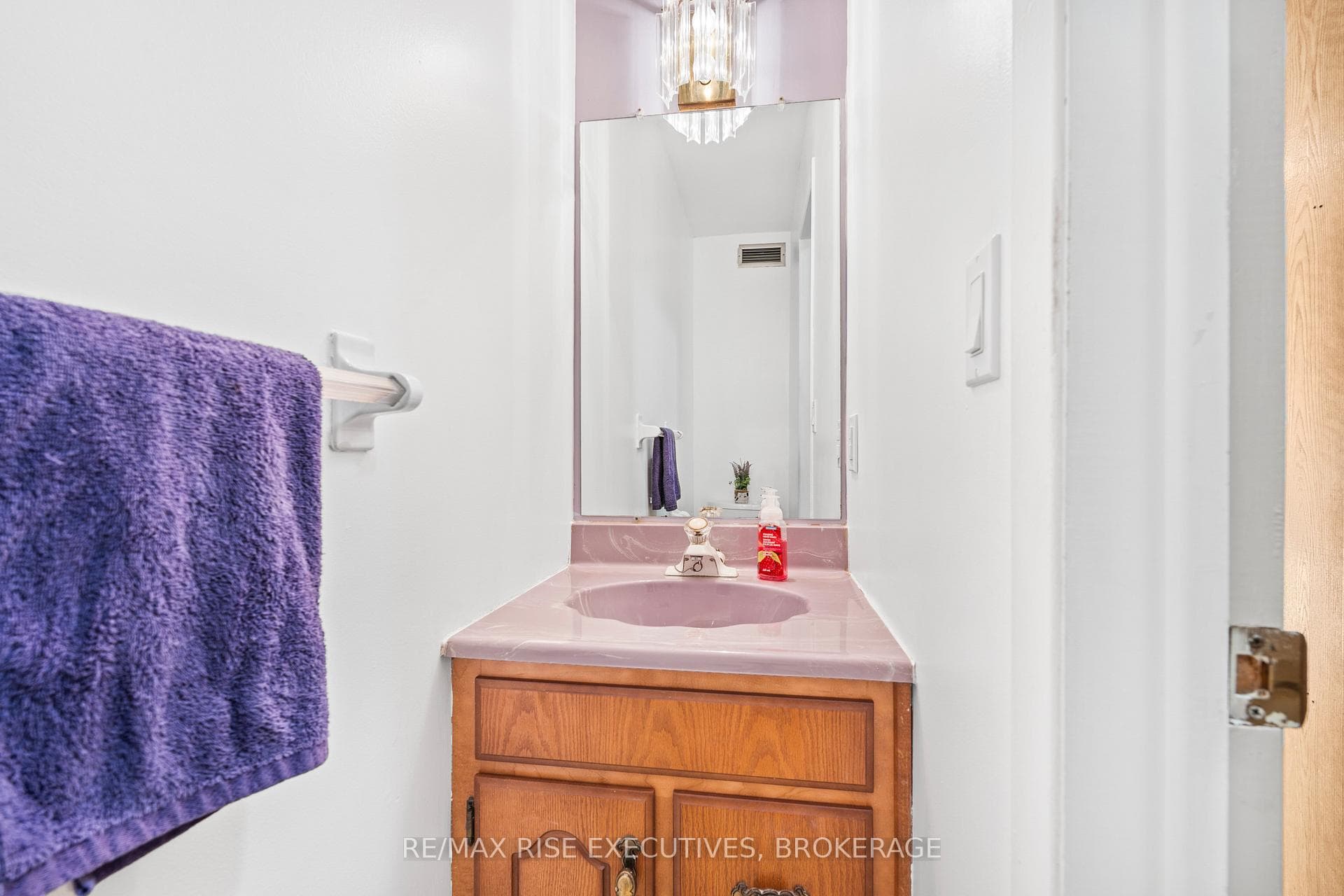 530 Canterbury Crescent photo 16