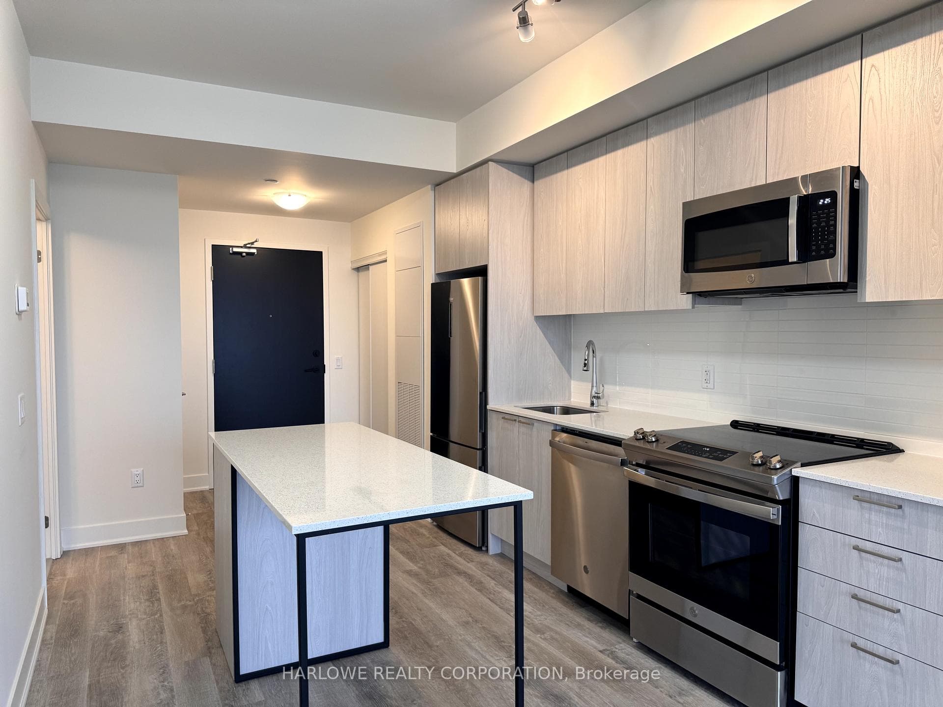 185 Deerfield Road Unit 605 photo 1