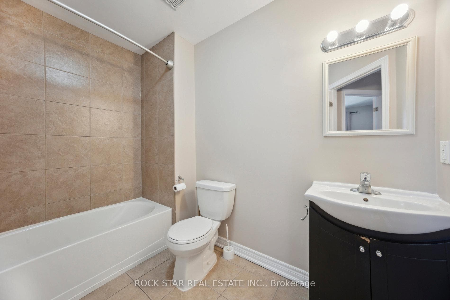 83 Wellington Street photo 16