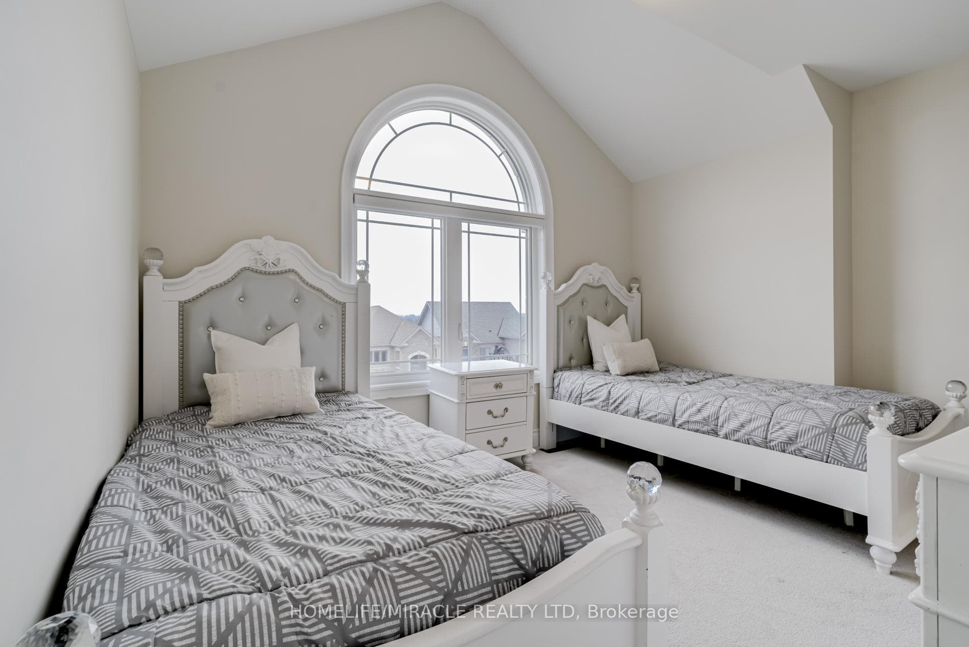 54 Janes Crescent photo 34