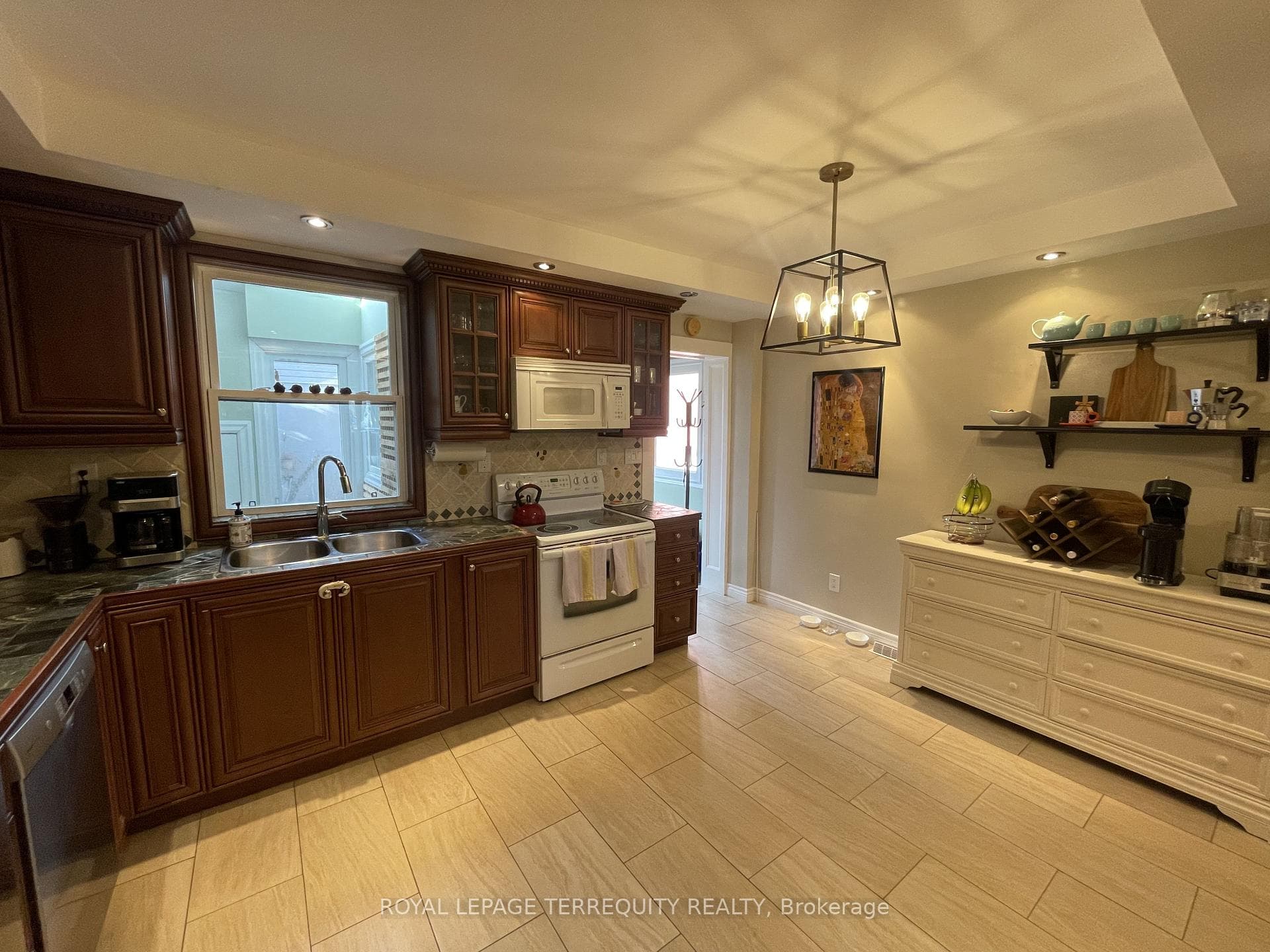1806 Dufferin Street Unit Upper photo 2