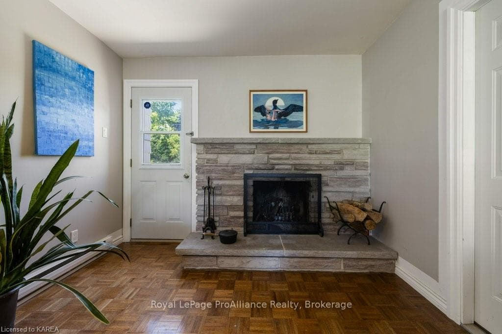 671 SUSSEX Boulevard photo 6
