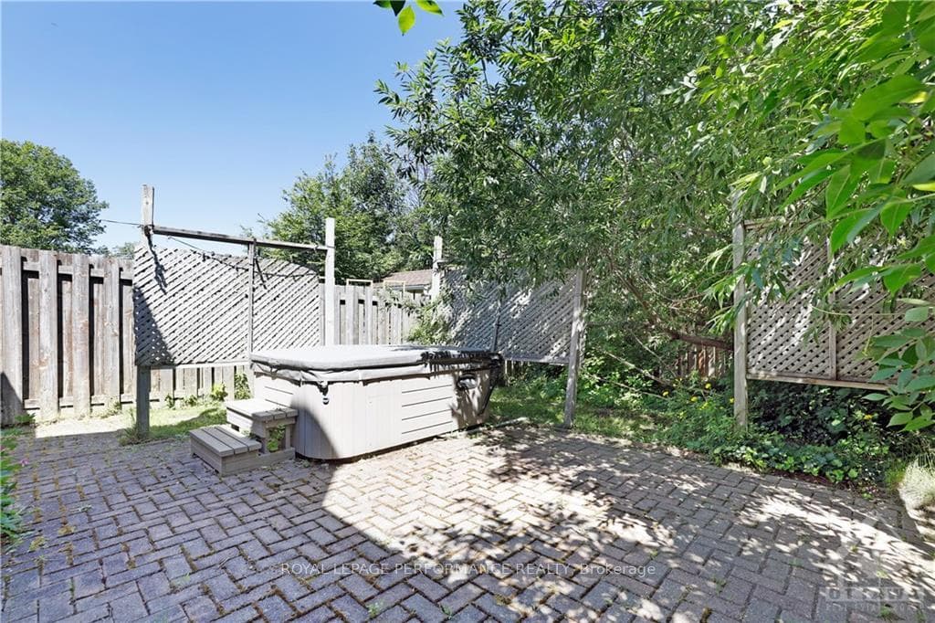 949 SNOWSHOE Crescent photo 22