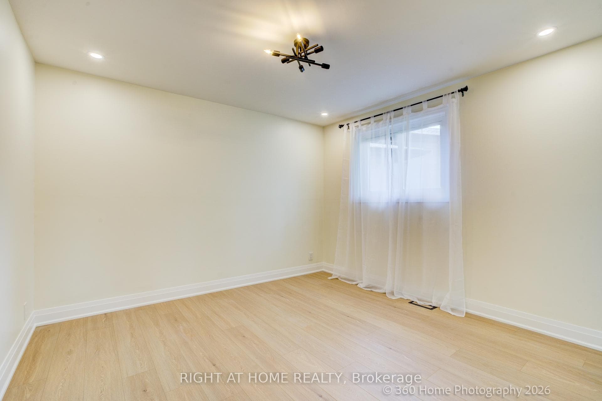 Primary bedroom w/ ensuite 3-piece bath