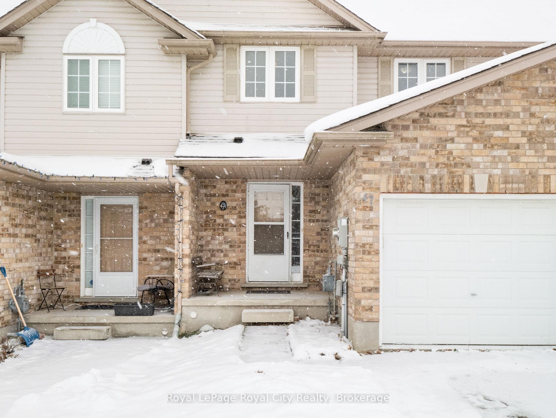 47 Schroder Crescent photo 2