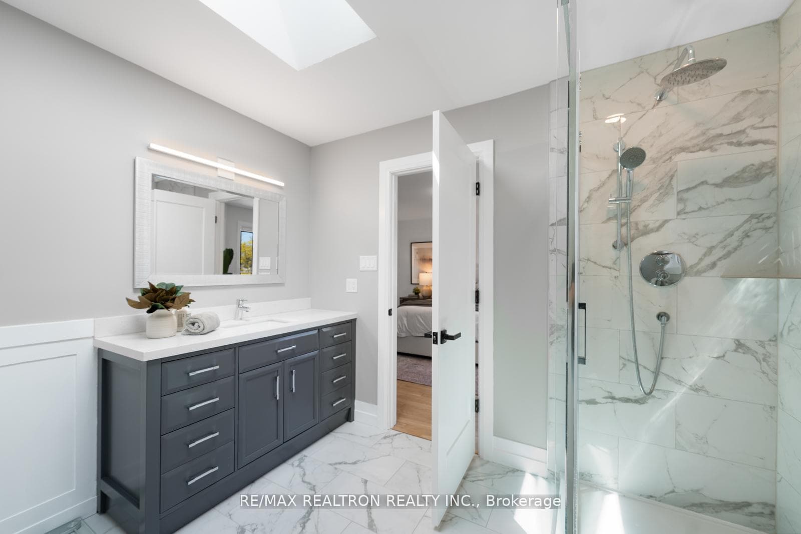 24 Model Avenue photo 27