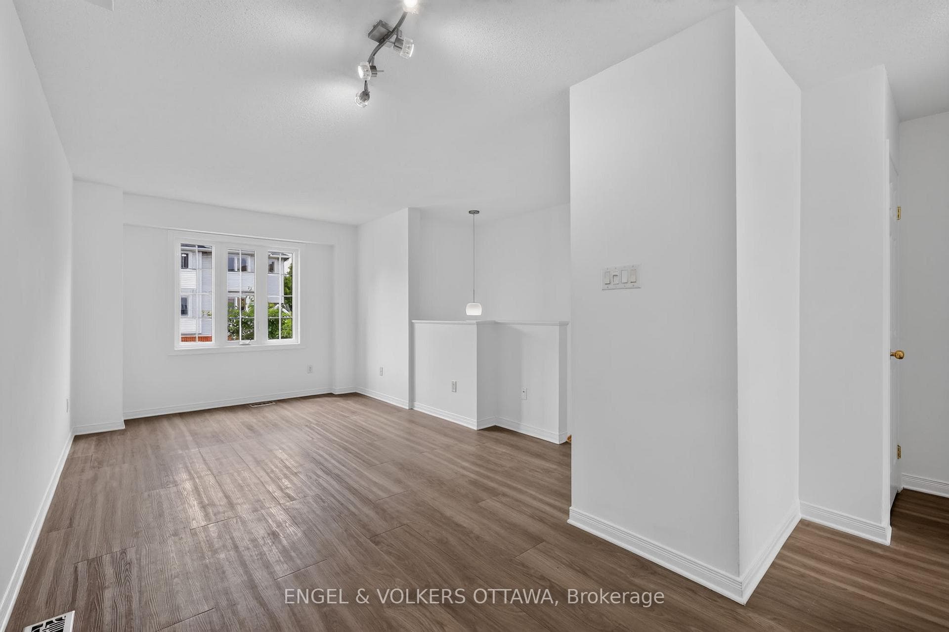104 Manhattan Crescent photo 3