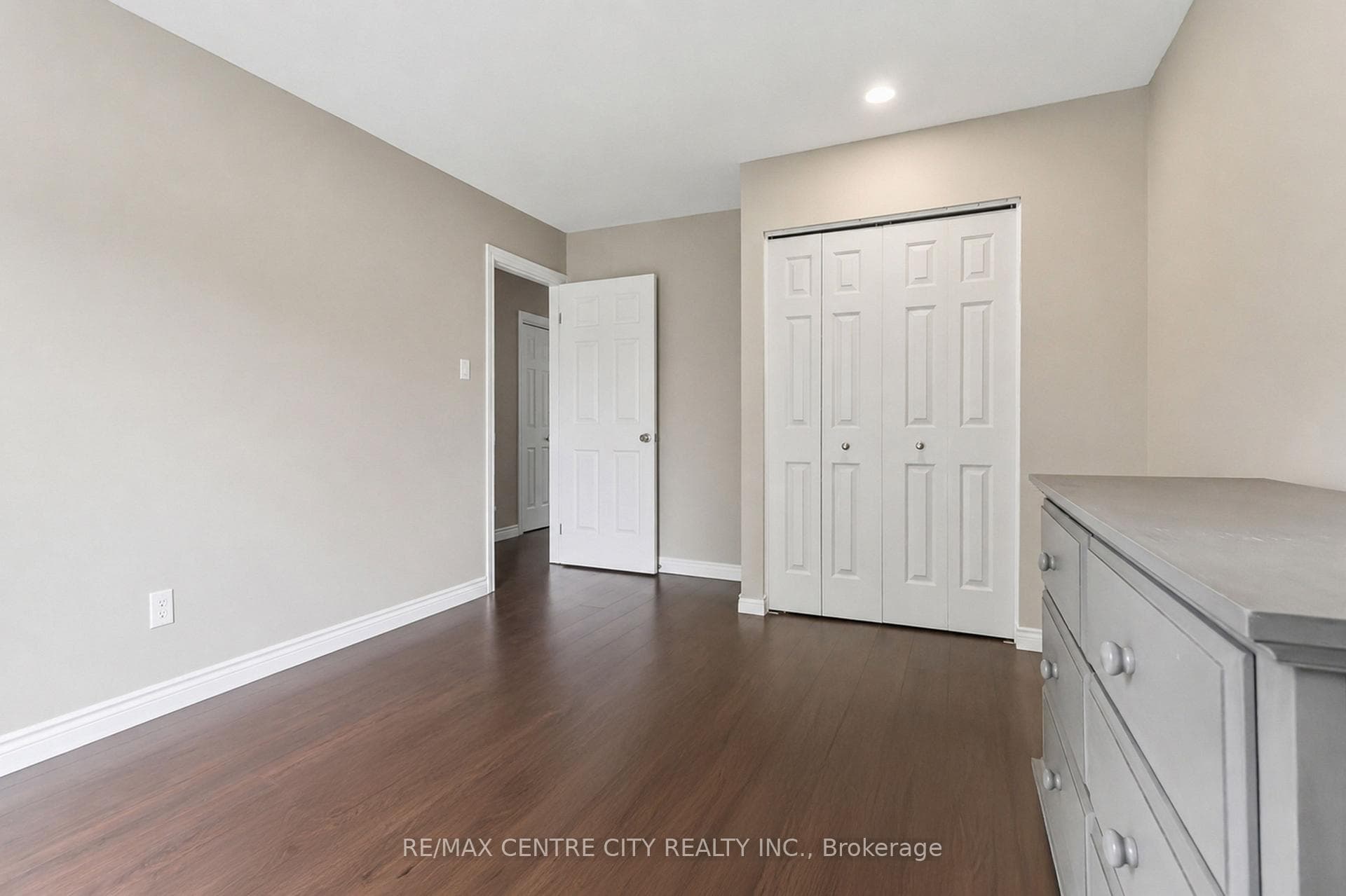 423 Everglade Crescent photo 11