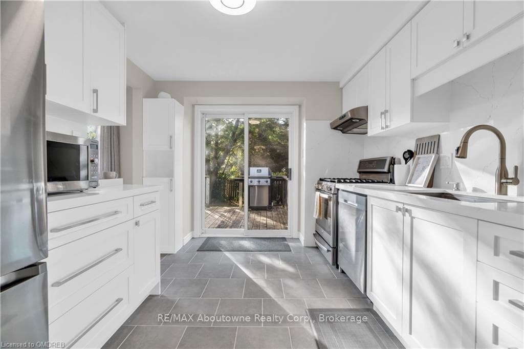 20 MOSS Place photo 11