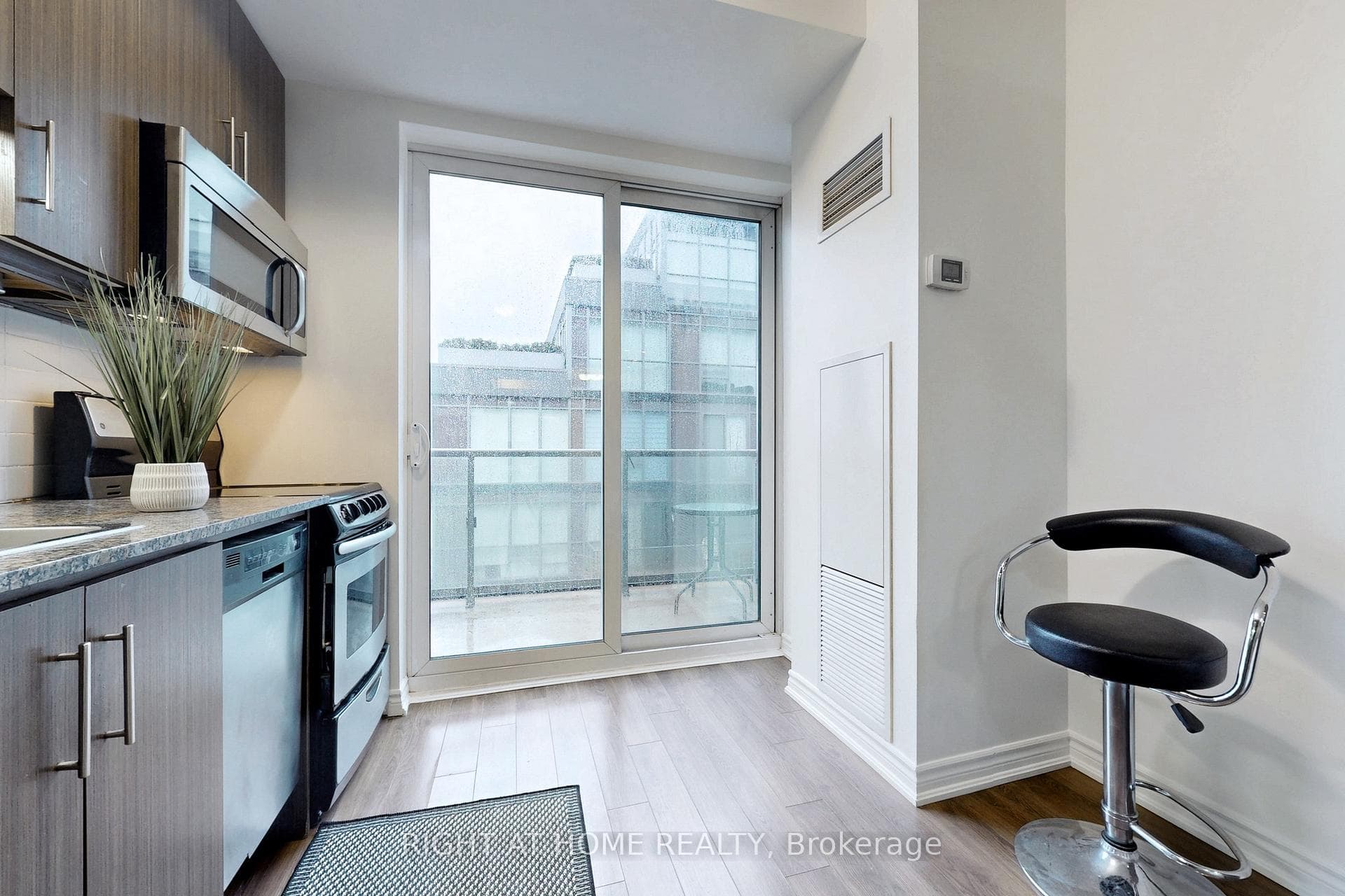 15 James Finlay Way Unit 914 photo 12