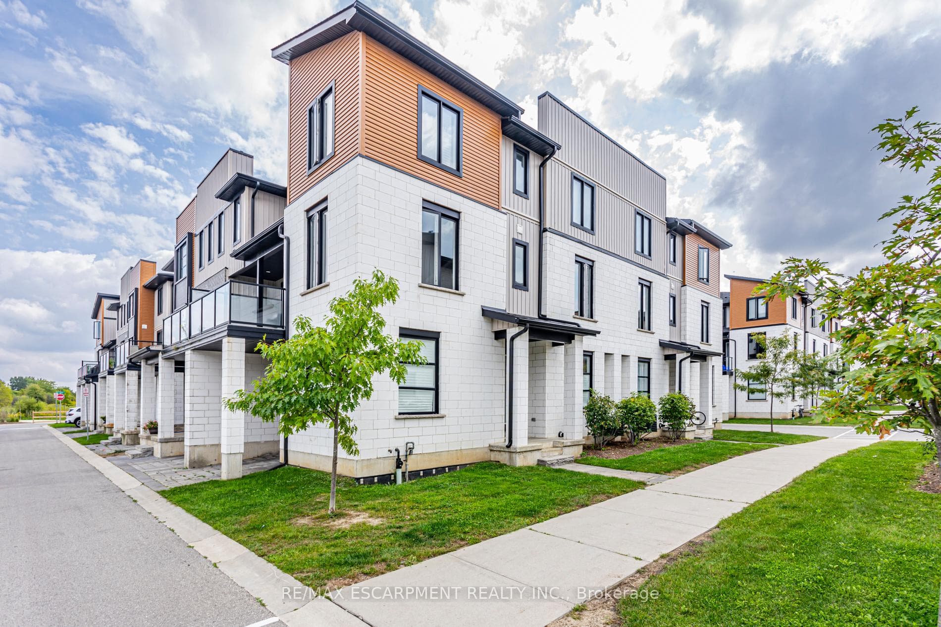 941 Manhattan Way photo 1