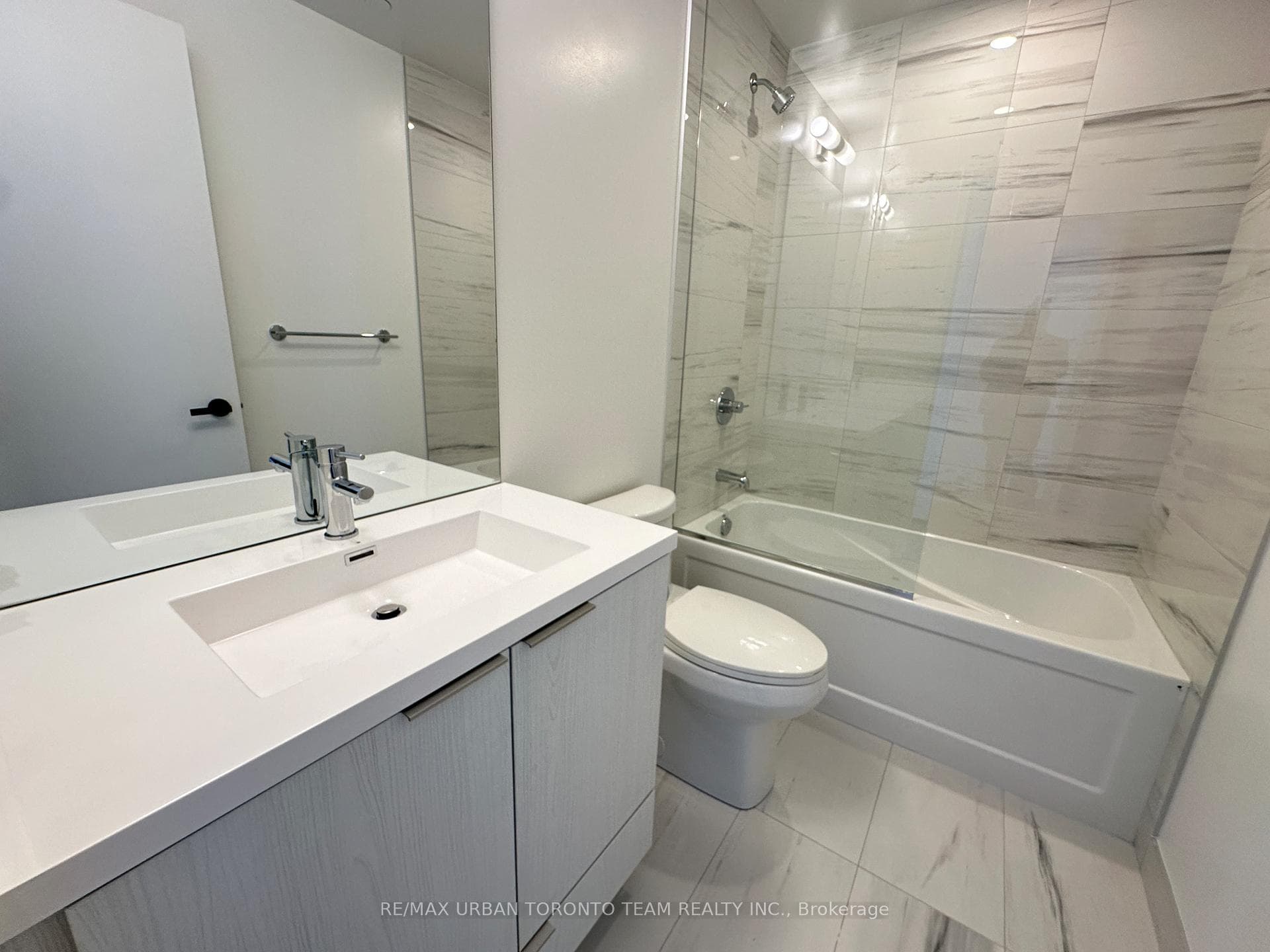 8 Interchange Way Unit 5502 photo 10