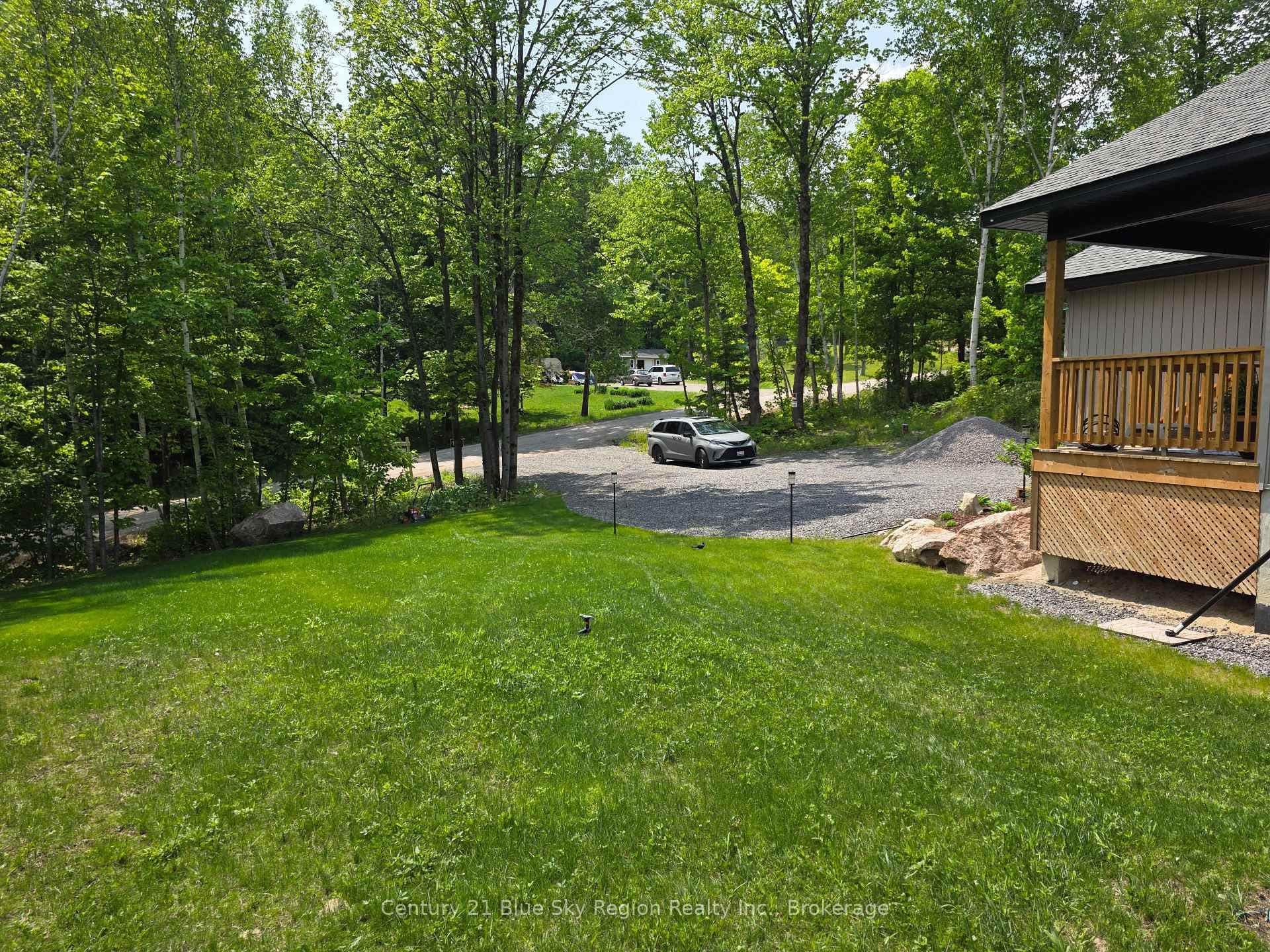 104 GREENWOOD Drive photo 3