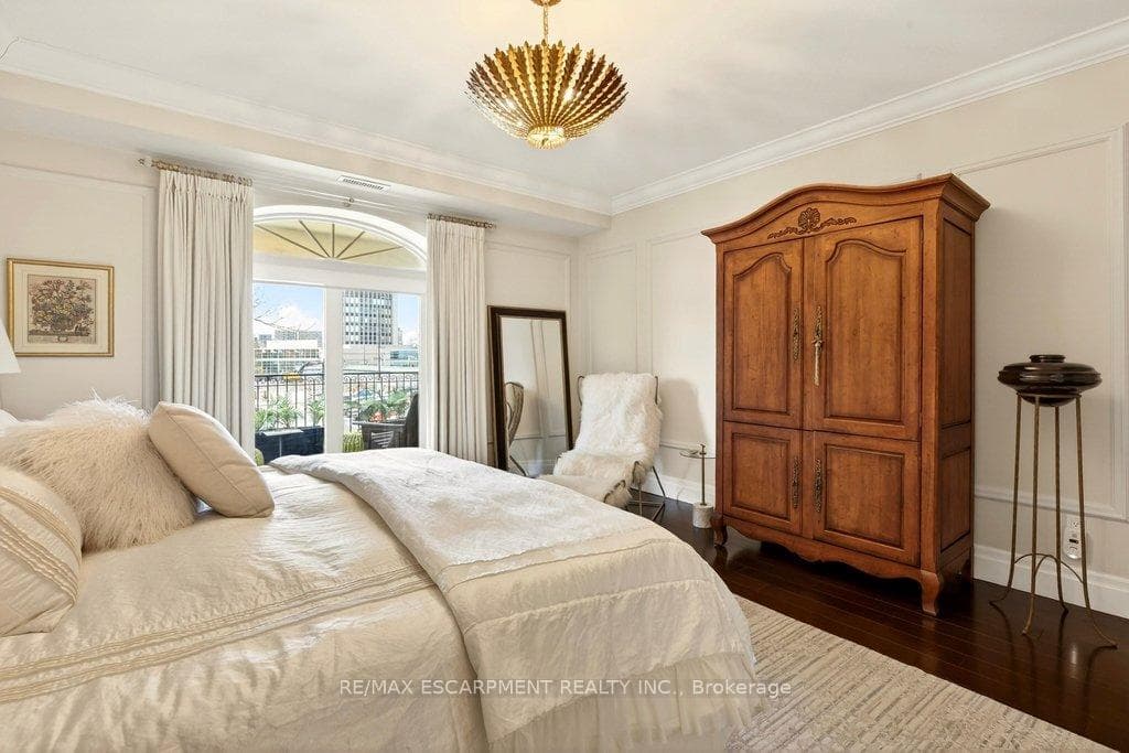445 Elizabeth Street Unit 201 photo 26