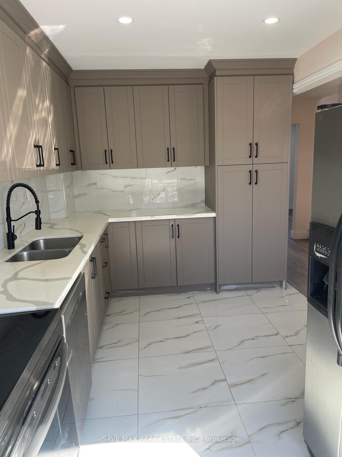 170 Hansen Road photo 11