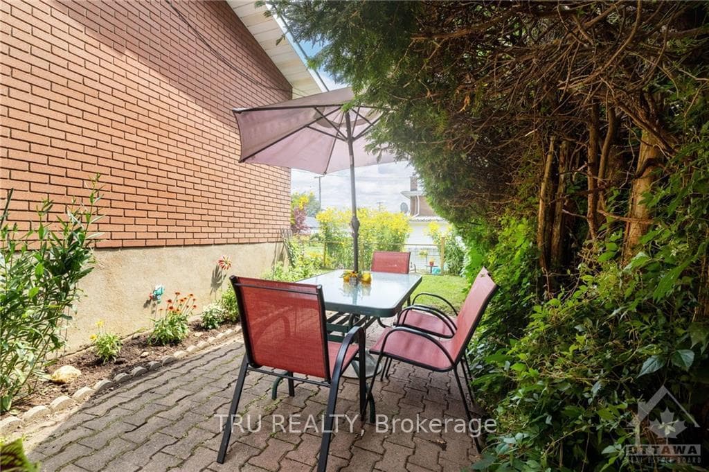 620 CLARKE Avenue photo 25