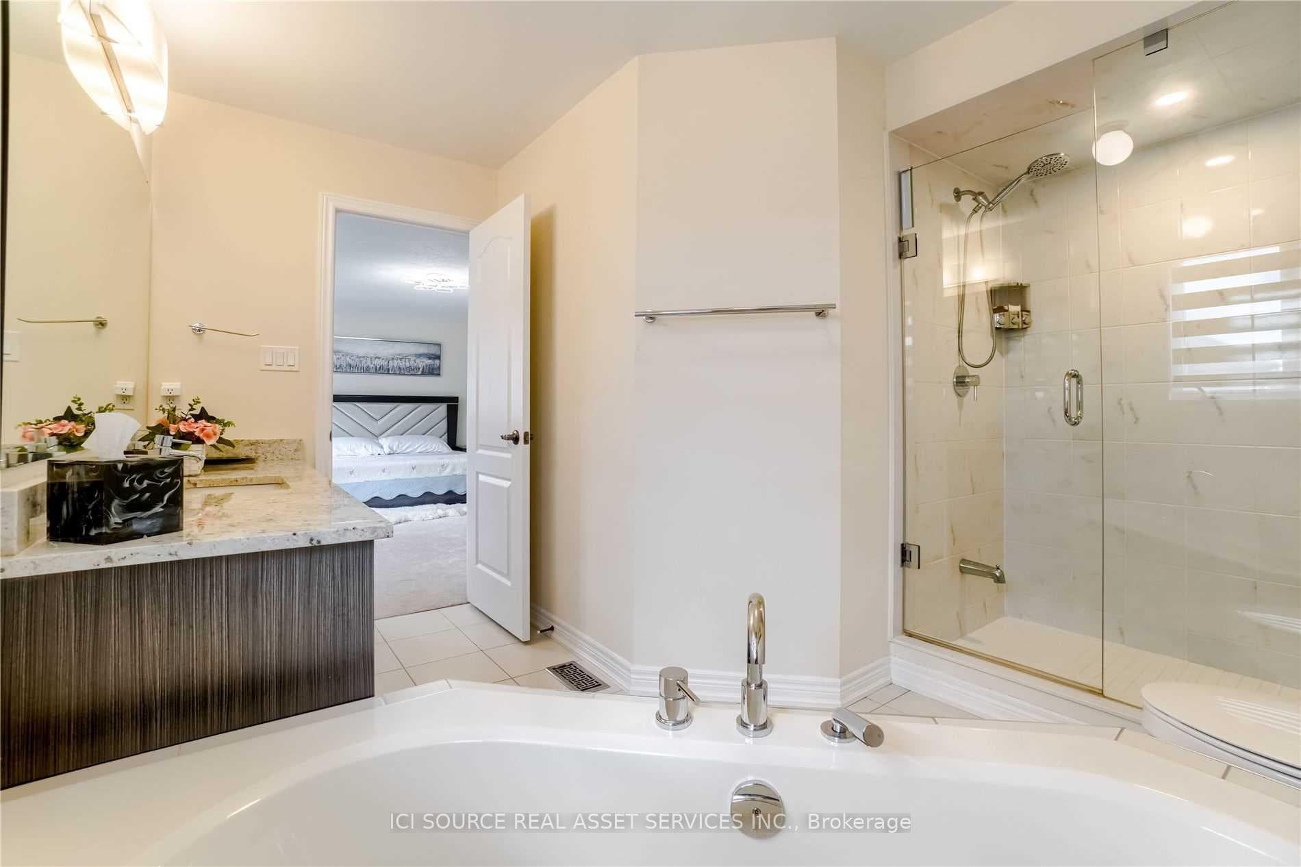 112 Folgate Crescent Unit Upper photo 11
