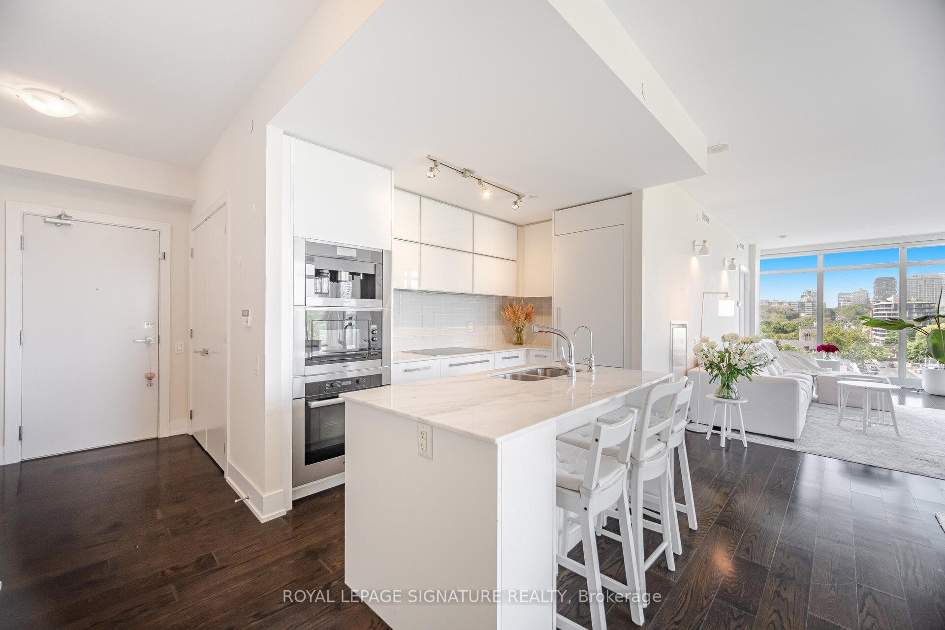 170 Avenue Road Unit 810 photo 8