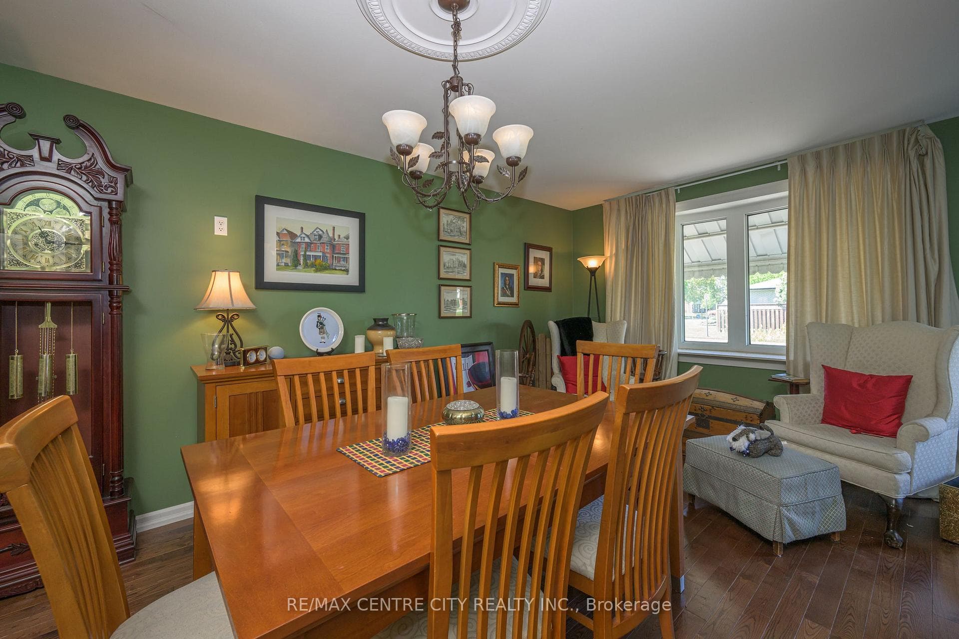 147 Wellesley Crescent photo 4