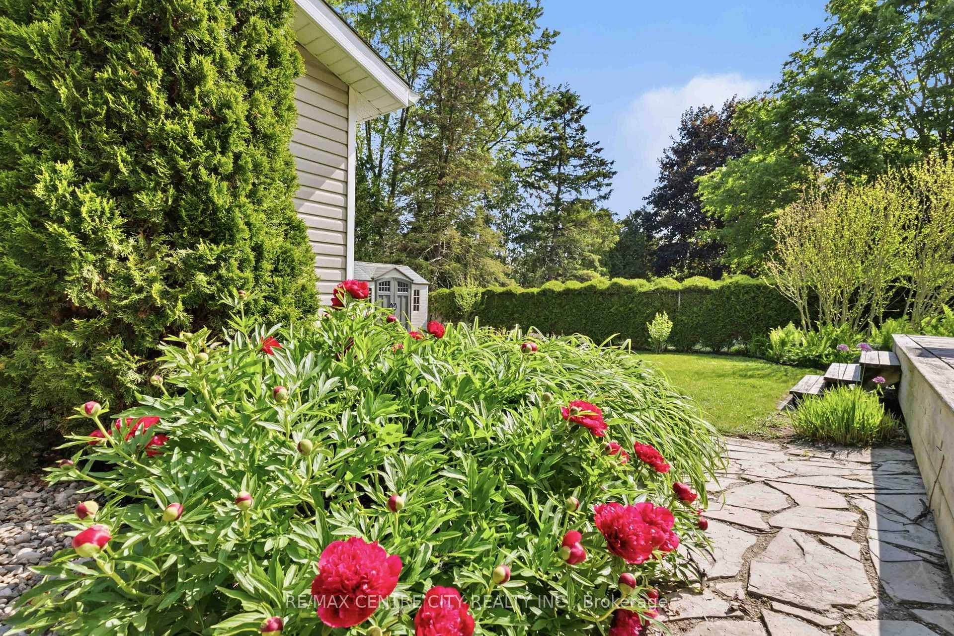 639 Dunboyne Crescent photo 40