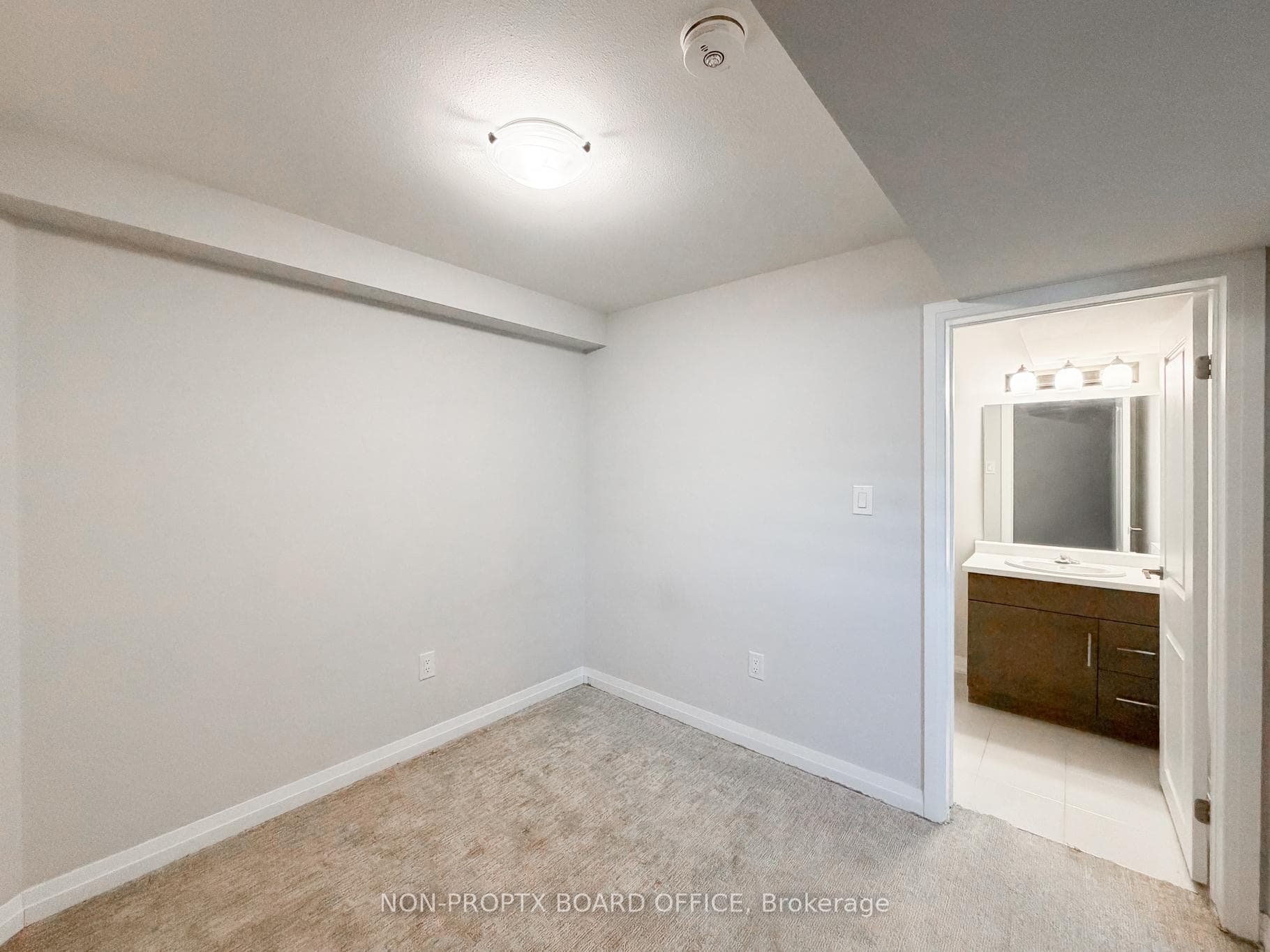 105 Alicia Crescent photo 40