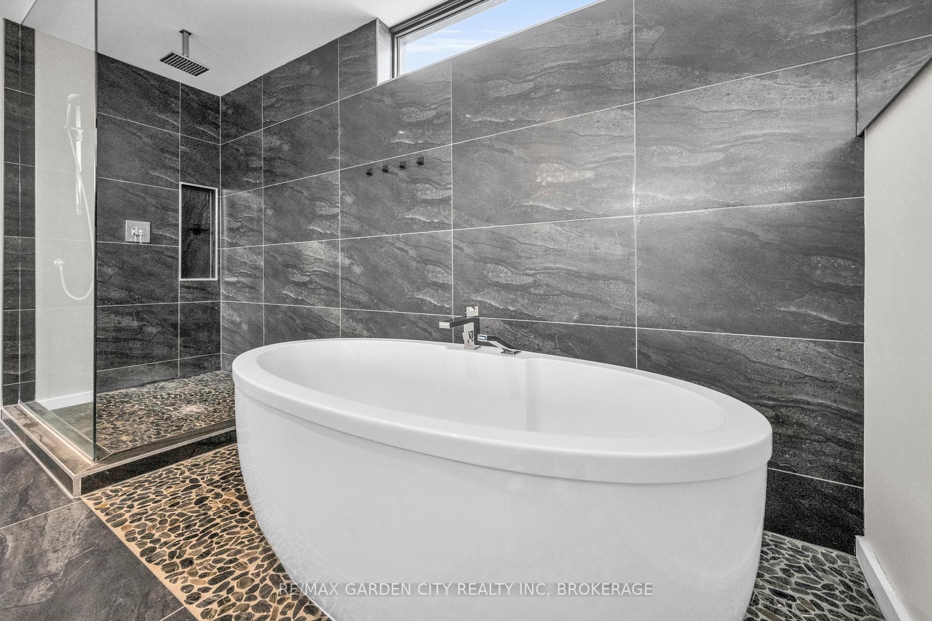 Primary Bedroom - 5 Piece Ensuite Bathroom