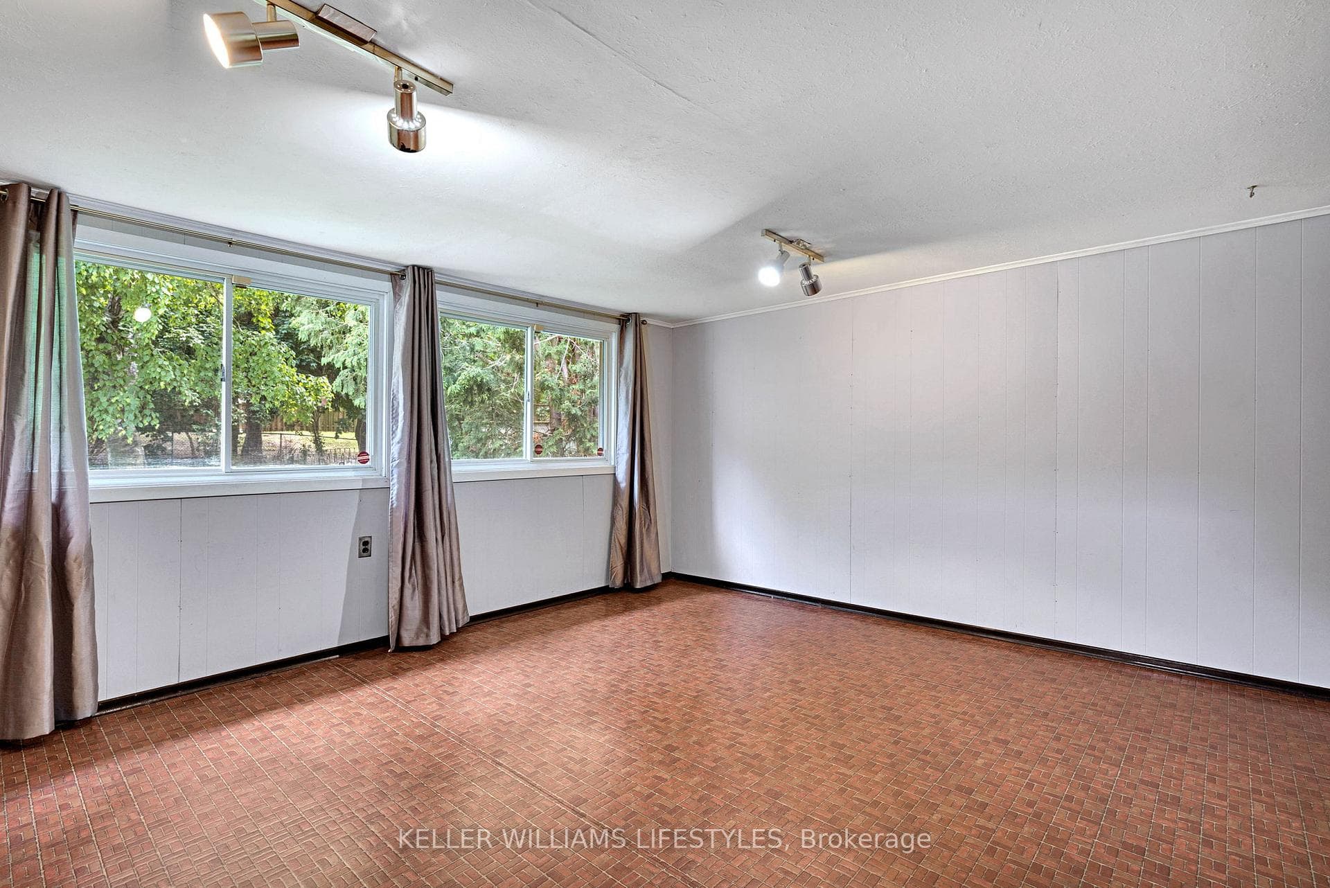 564 CHIDDINGTON Avenue photo 19