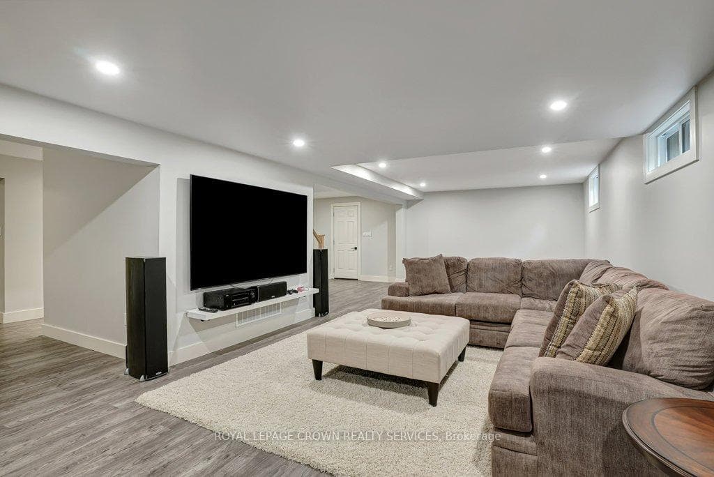 481 Regency Crescent photo 25