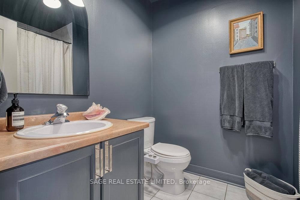 2543A Dundas Street photo 17