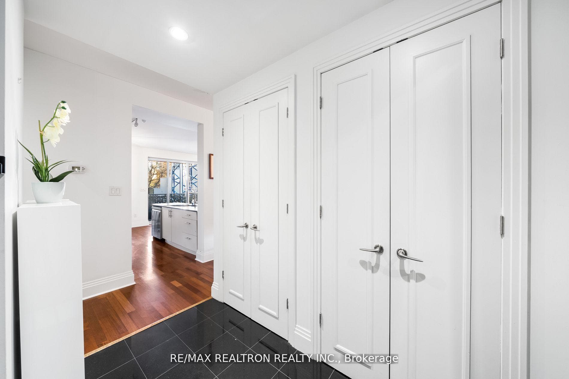 99 Avenue Road Unit 301 photo 21