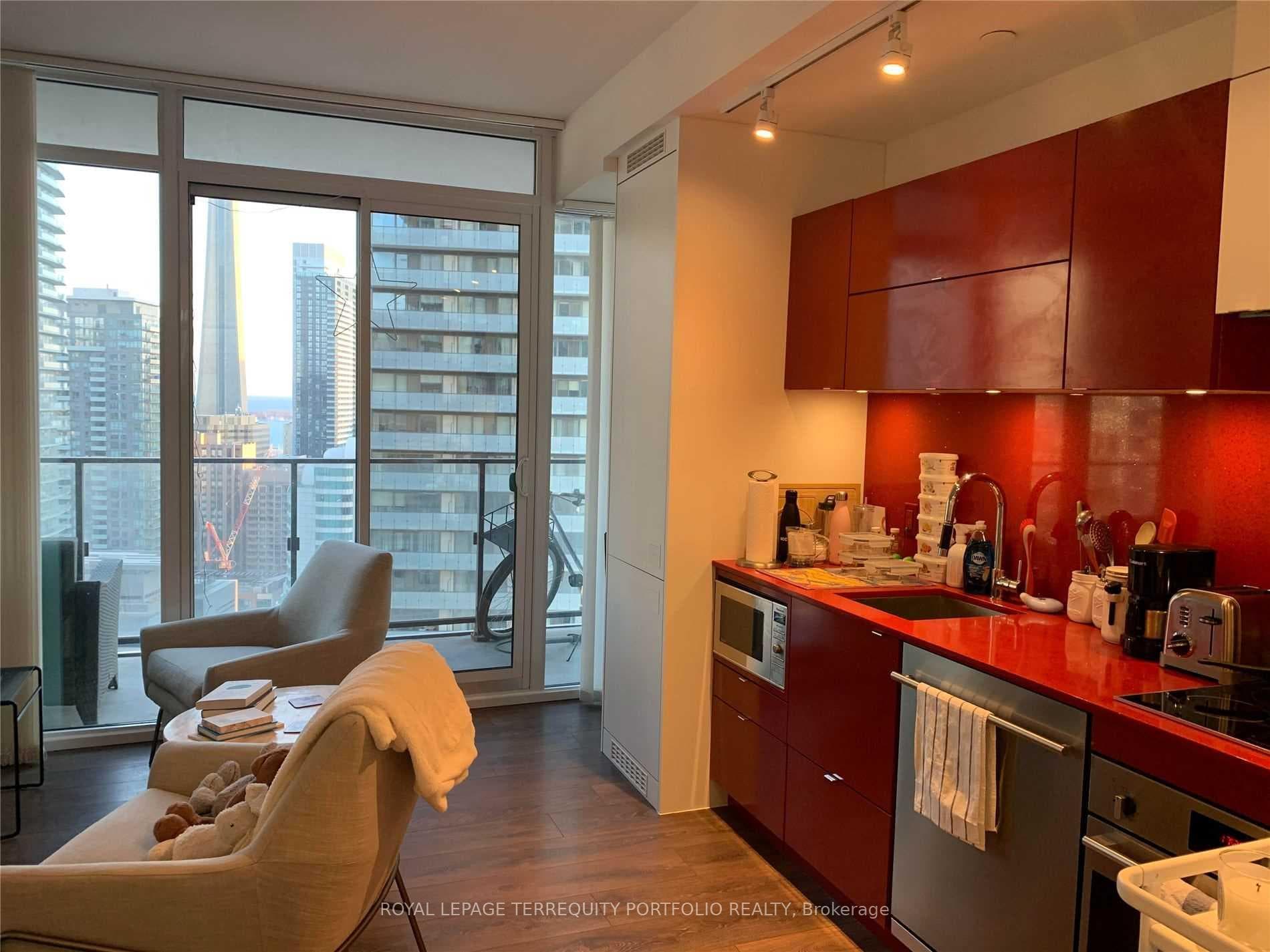 125 Peter Street Unit 2412 photo 4