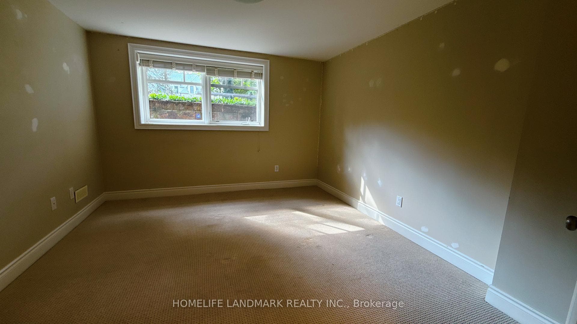 2062 GLENFOREST Crescent photo 18