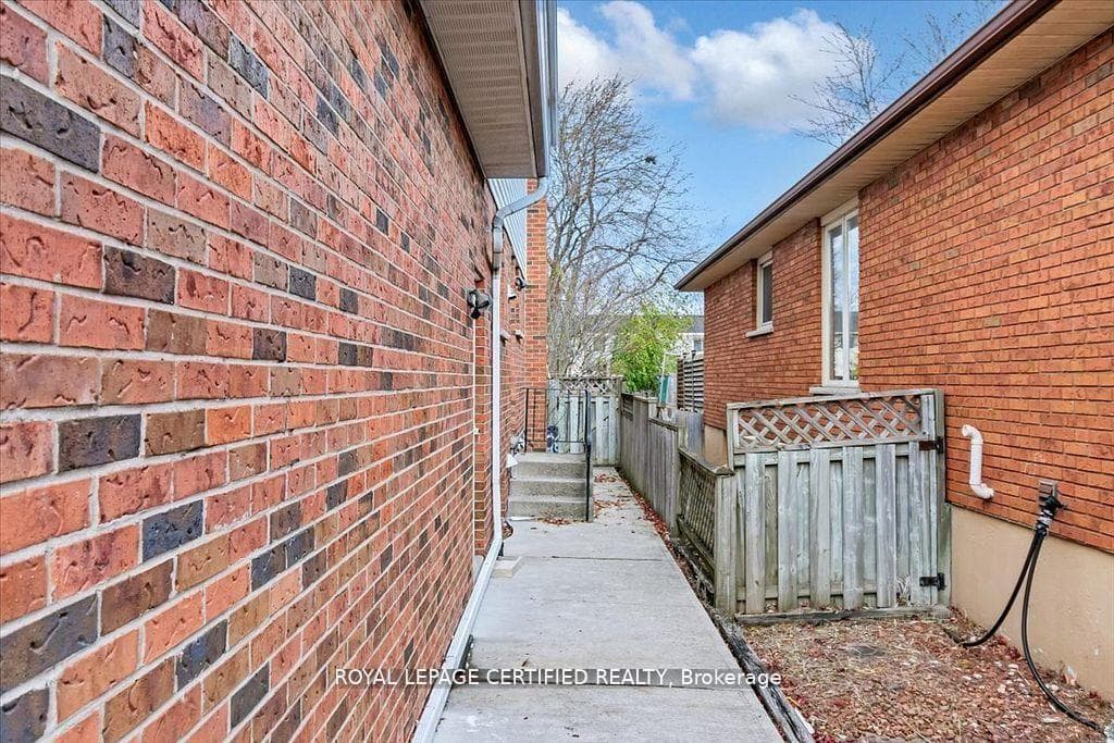35 Trenholme Crescent photo 28