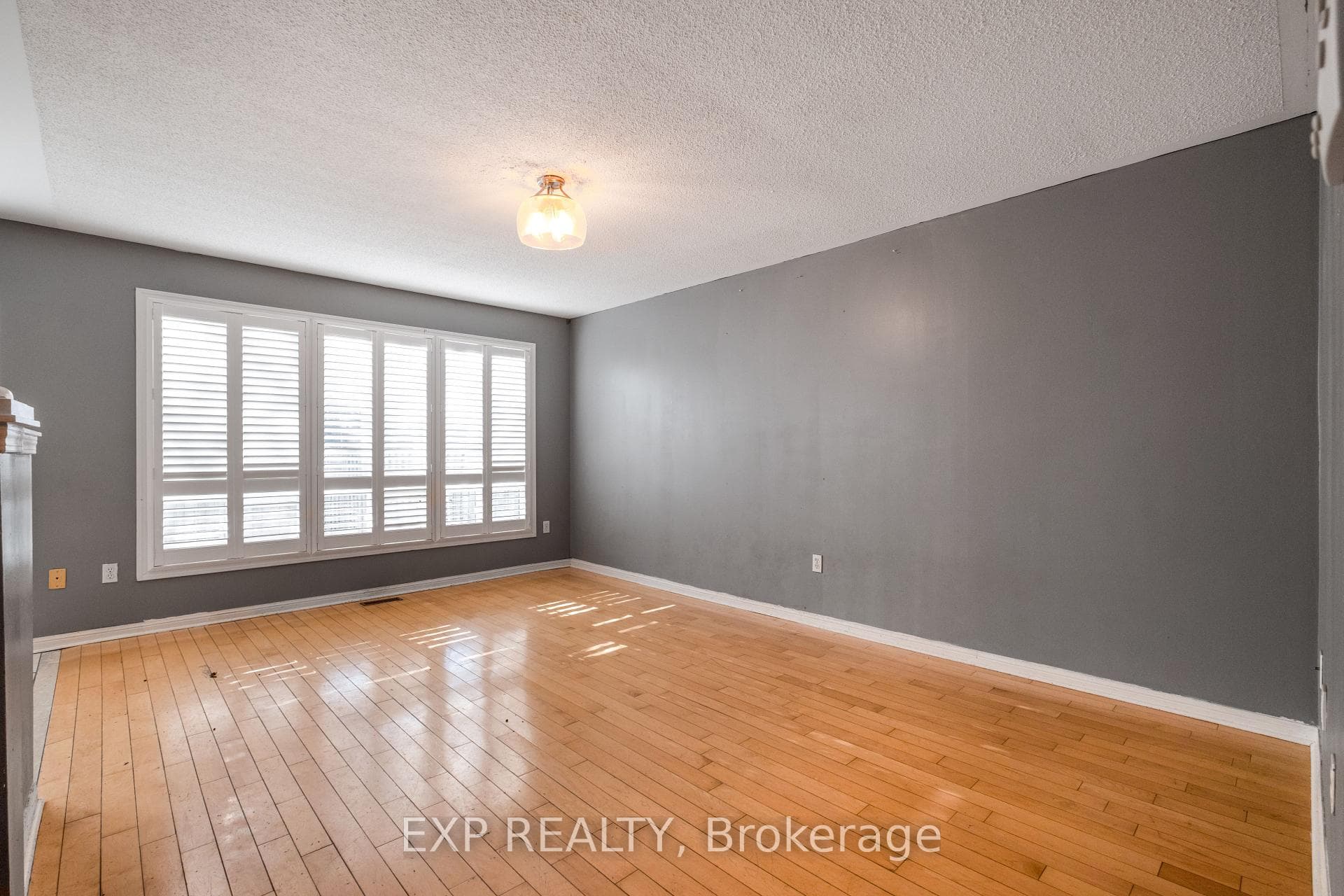 1643 Cartwright Crescent photo 4
