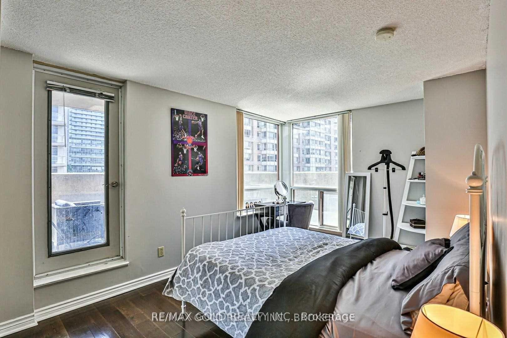 736 Bay Street Unit 710 photo 21