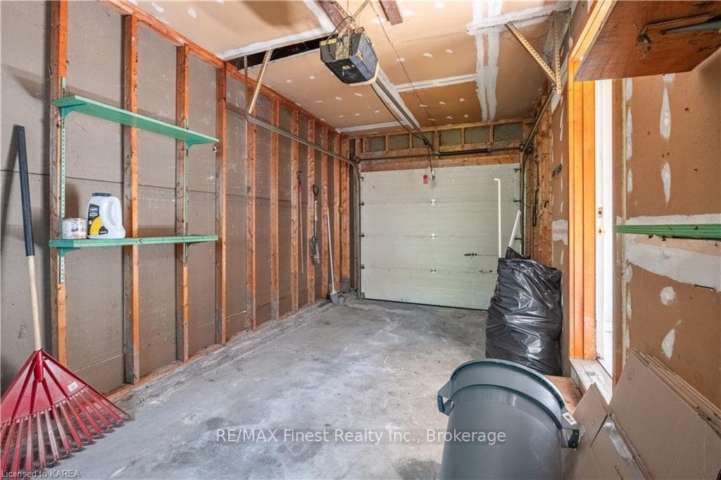 1386 BRACKENWOOD Crescent photo 32