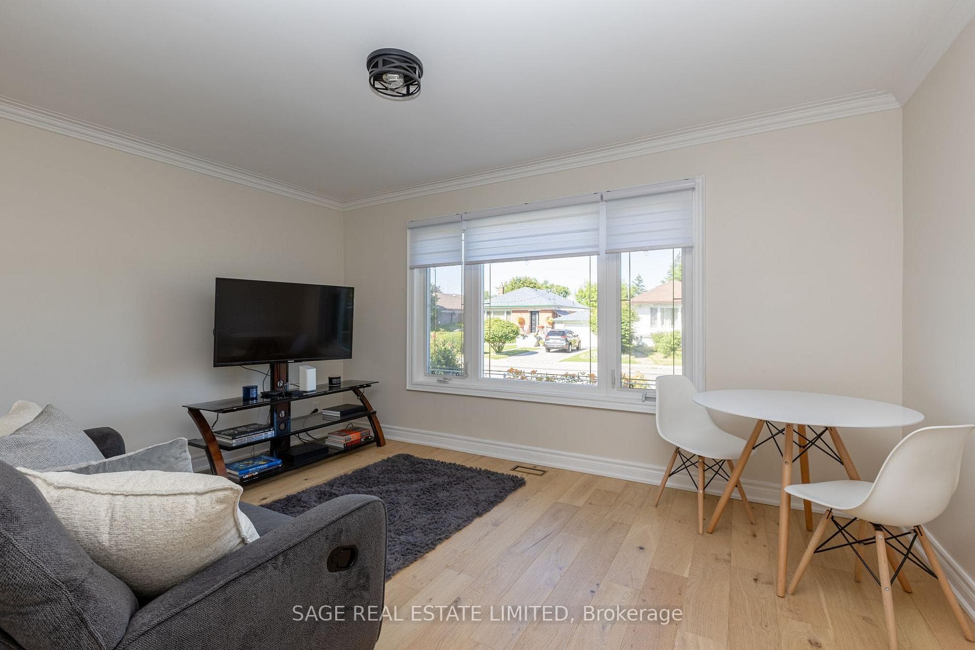 8 Lombardy Crescent photo 2