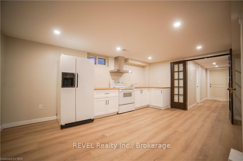 352 BUNTING Road Unit Lower photo 1