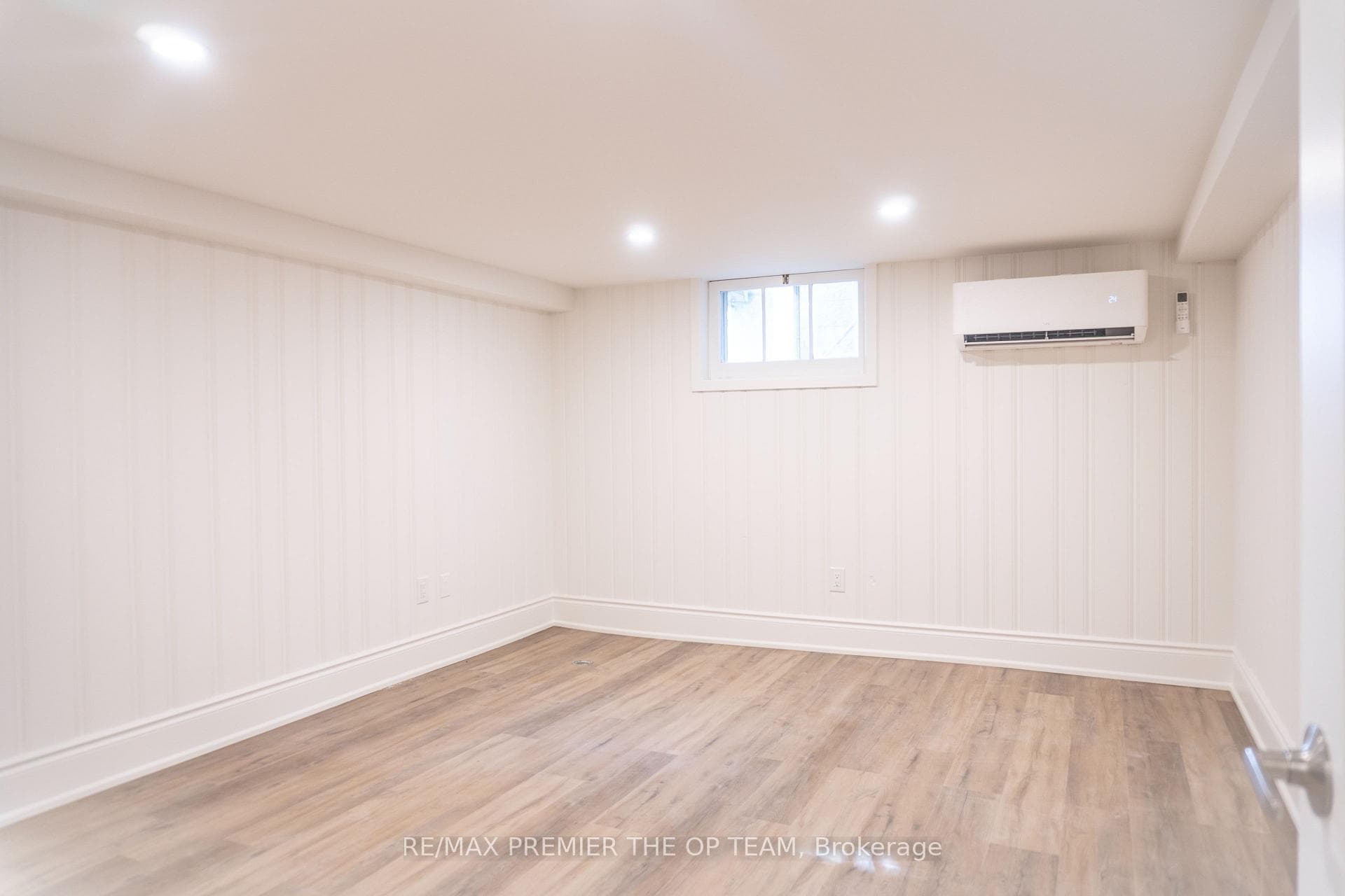 148 Martin Grove Road photo 32