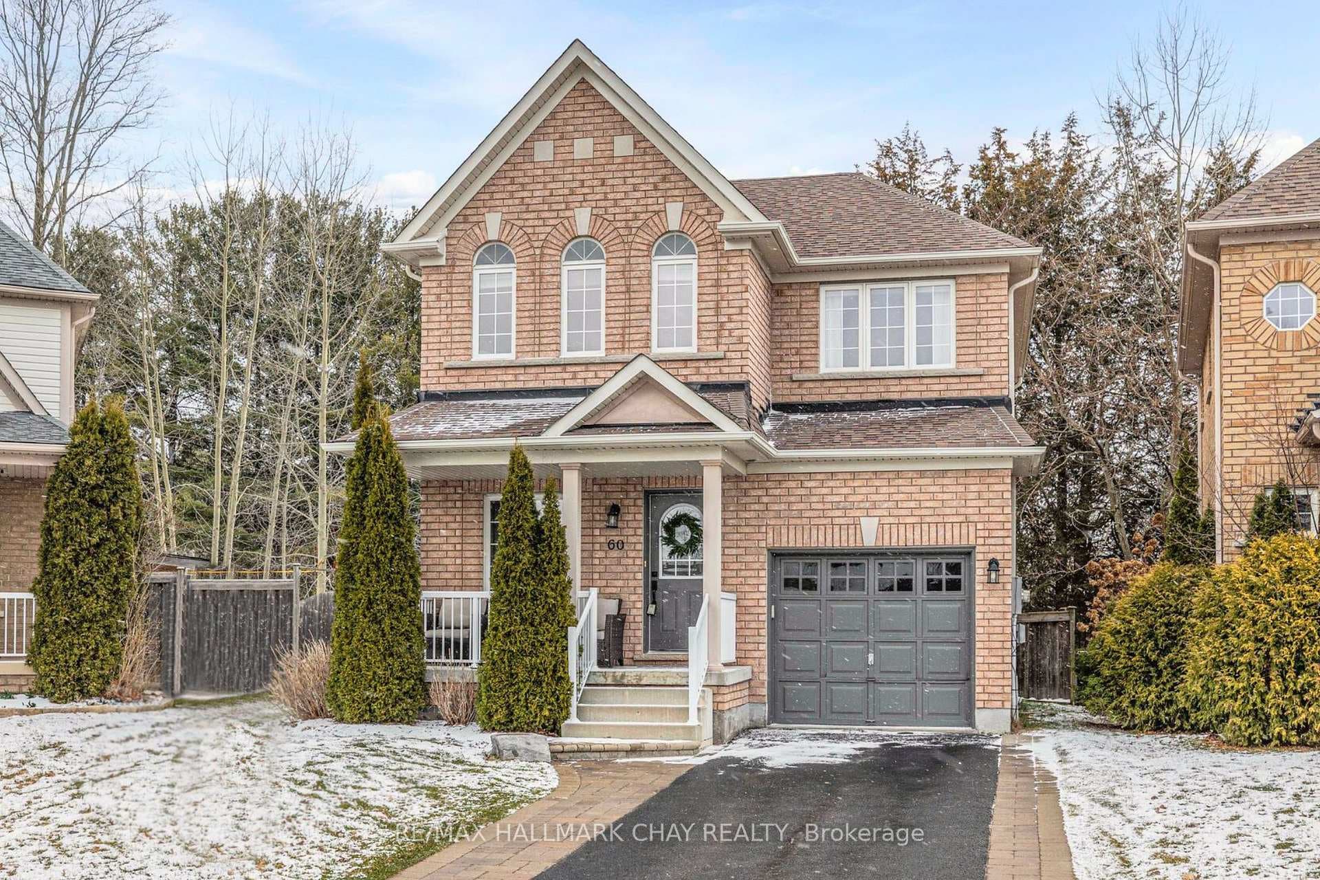 60 Versailles Crescent photo 1