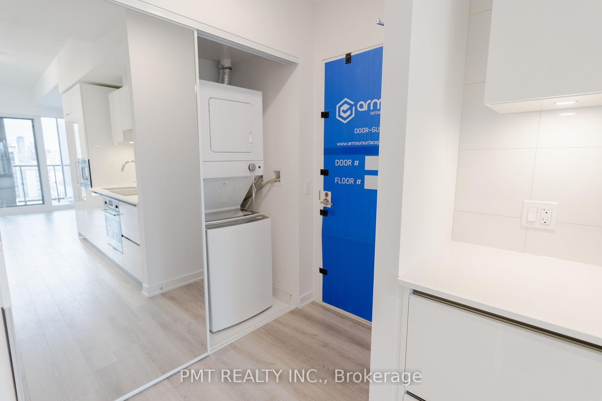 238 Simcoe Street Unit 1410 photo 11