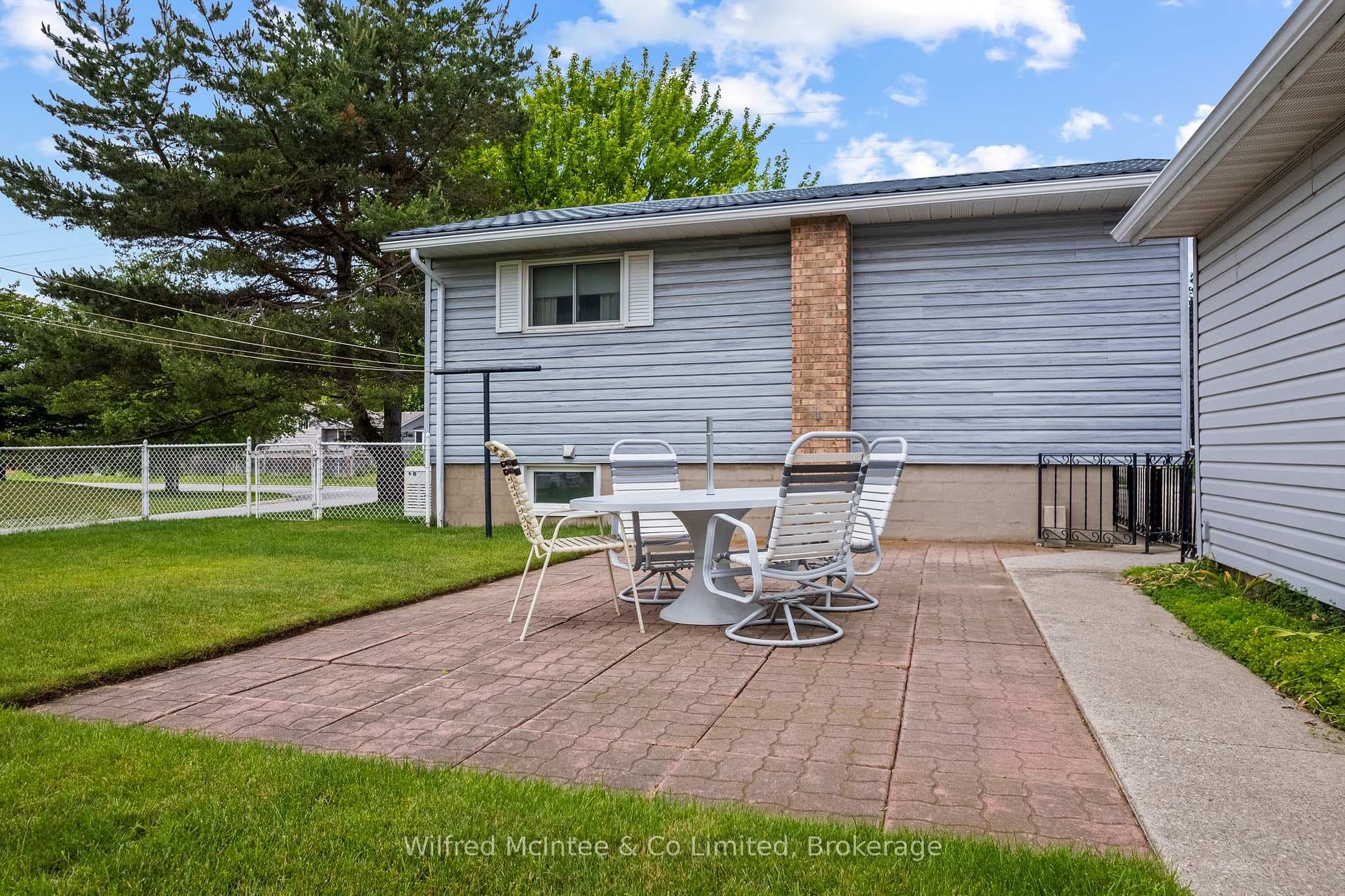455 Bruce Street photo 9