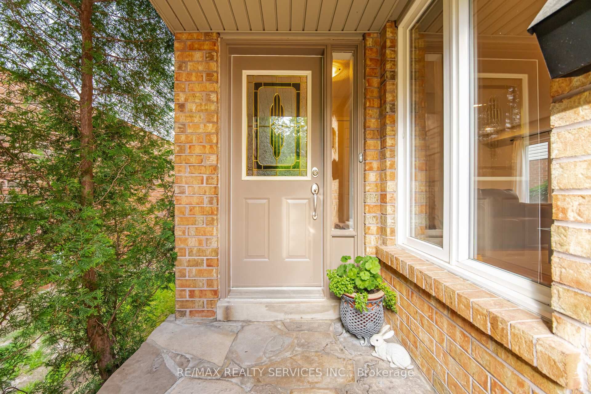 38 Furrows End photo 5