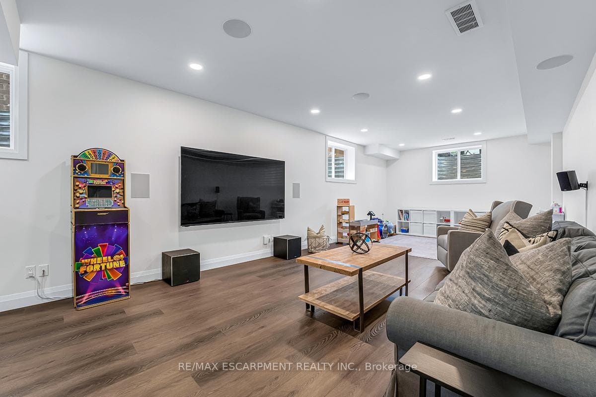 108 Challenger Avenue photo 25