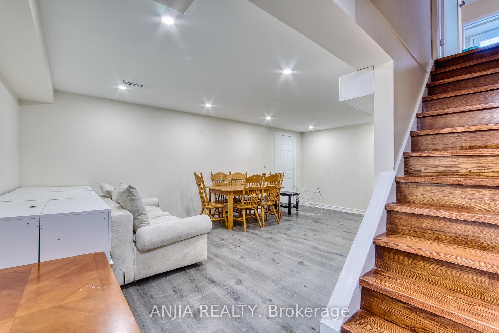 37 Allangrove Crescent Unit Basement photo 2