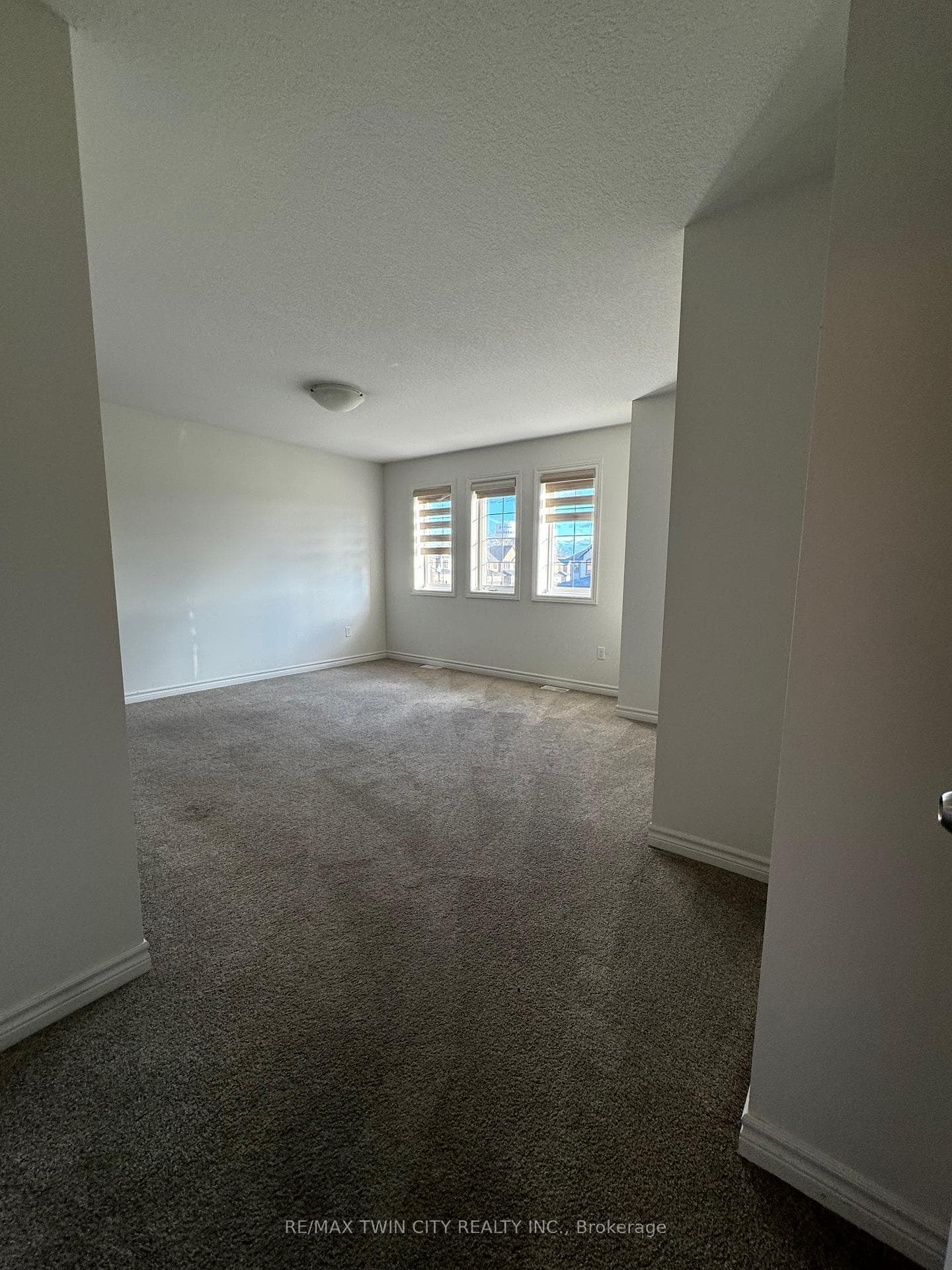 196 Links Crescent photo 11