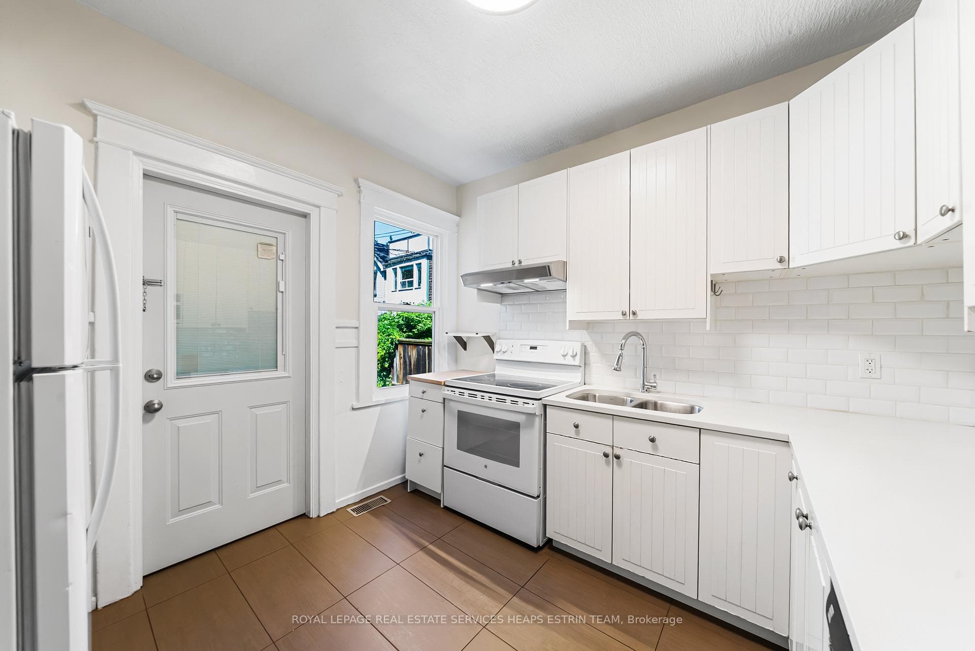 624 Pape Avenue photo 12