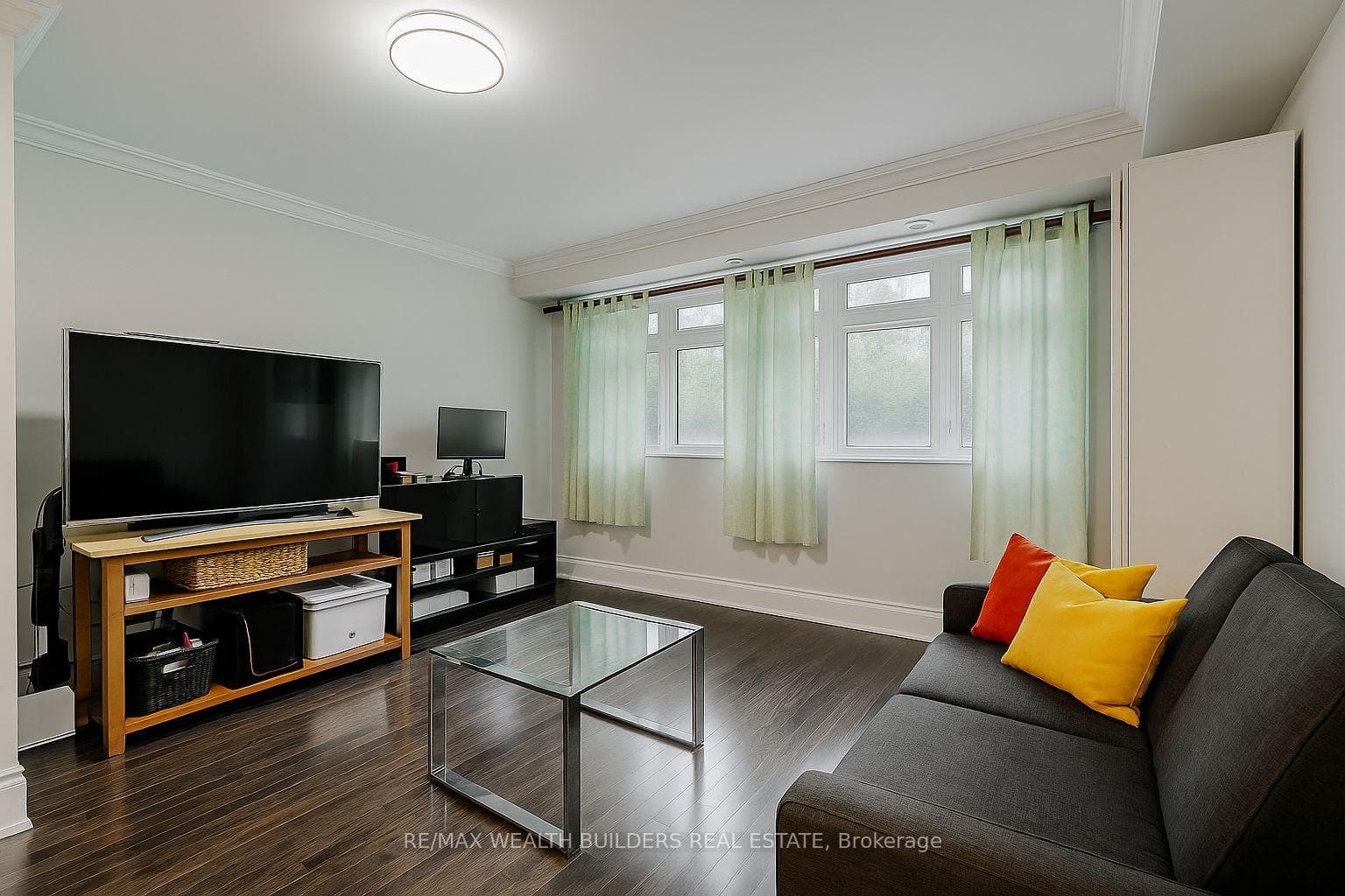 Living Area - Very Bright