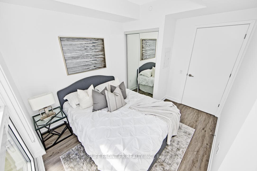 39 Roehampton Avenue Unit 704 photo 15